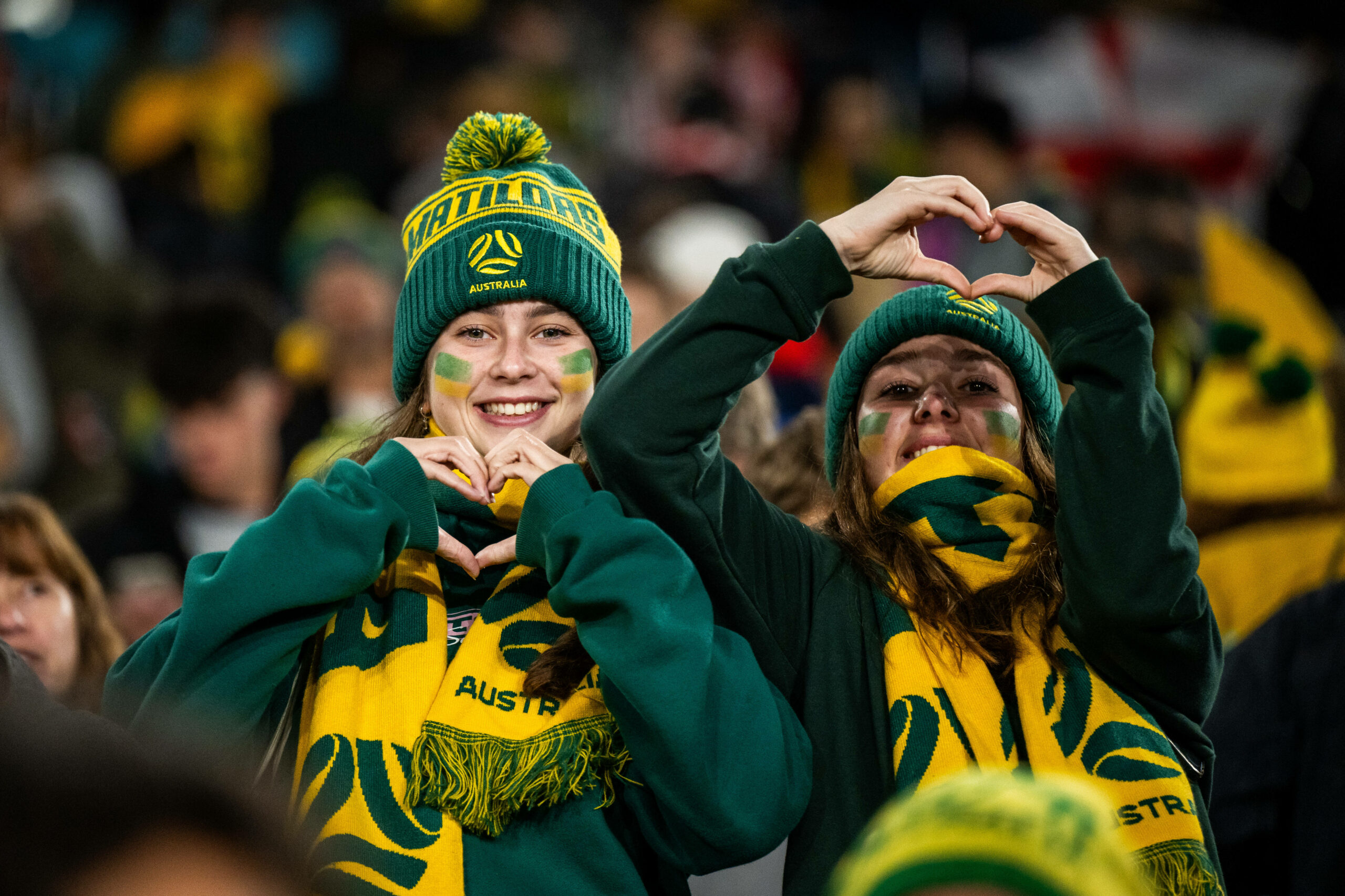 Zwei australische Fans formen Handherzen, um ihre Liebe zu ihrer Nationalmannschaft zu zeigen