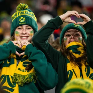 Zwei australische Fans formen Handherzen, um ihre Liebe zu ihrer Nationalmannschaft zu zeigen