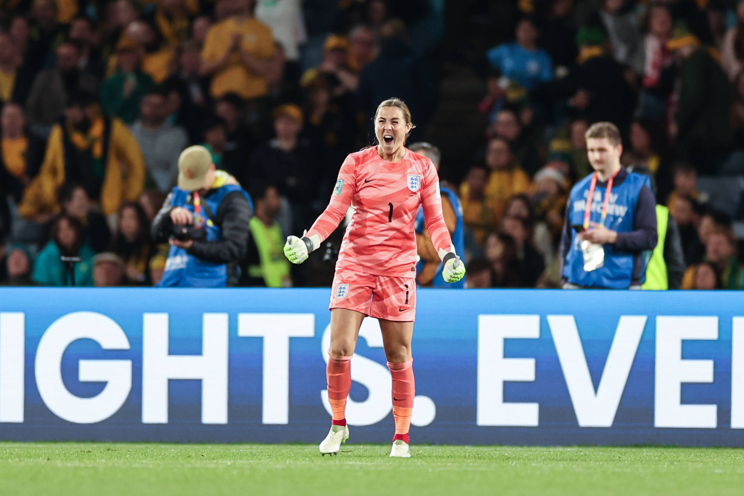Mary Earps jubelt nach dem Einzug ins Finale