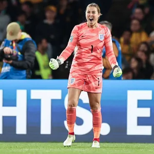 Mary Earps jubelt nach dem Einzug ins Finale