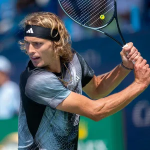 Der fokussierte Alexander Zverev retourniert einen Ball im Spiel gegen Daniil Medwedew