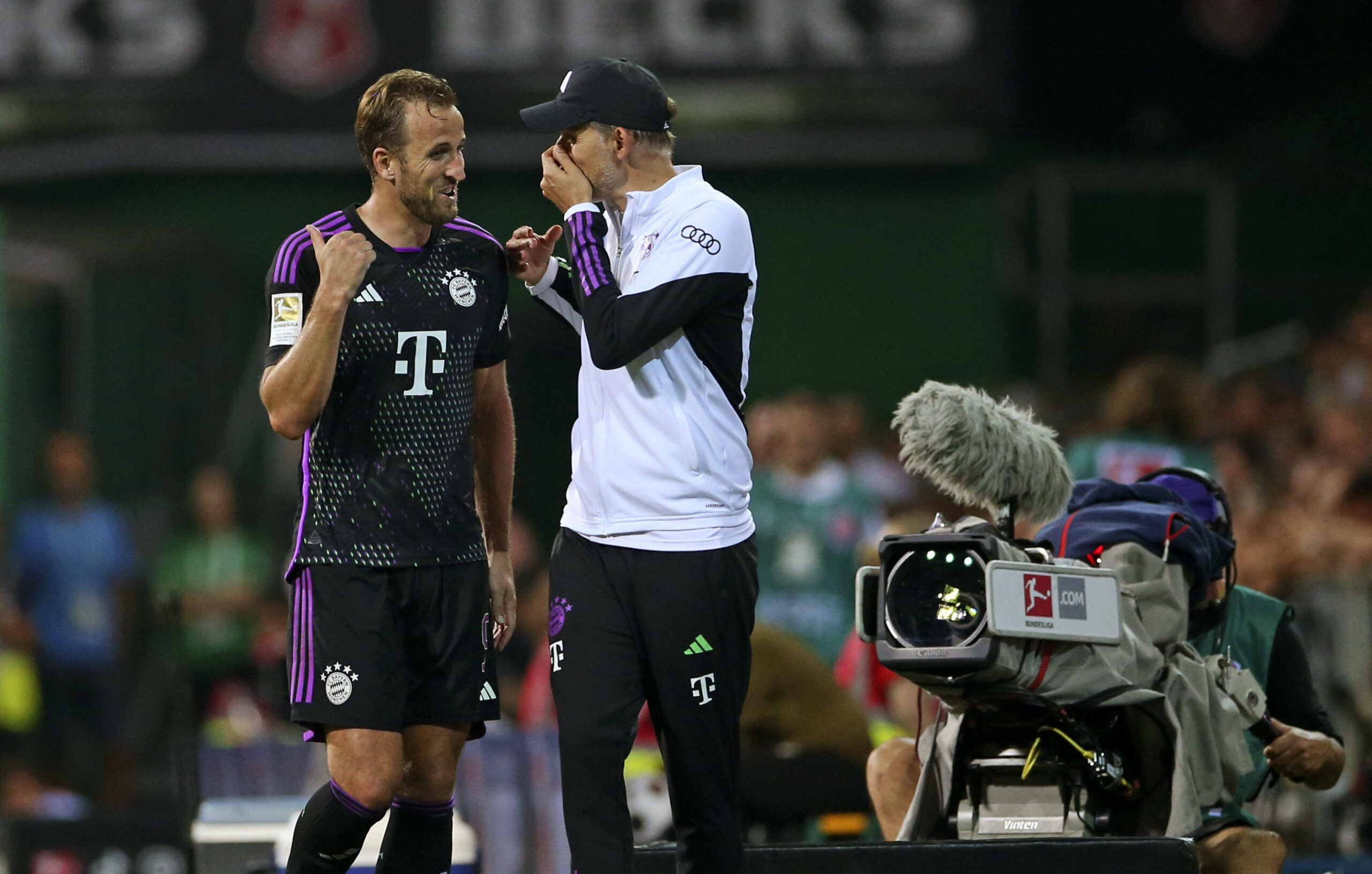 Harry Kane (links) nach seiner Auswechslung im Gespräch mit Trainer Thomas Tuchel