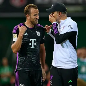 Harry Kane (links) nach seiner Auswechslung im Gespräch mit Trainer Thomas Tuchel