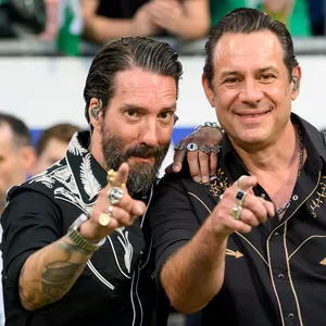 Die Country-Band „The BossHoss“ sangen bei der Bundesliga-Eröffnung die Nationalhymne