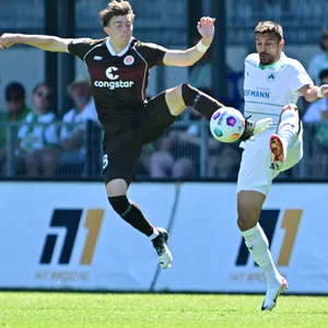 Scott Banks im Zweikampf mit Oussama Haddadi von Greuther Fürth