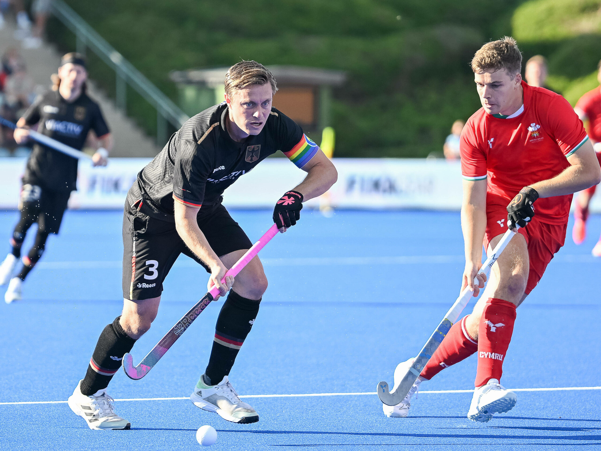 Der deutsche Hockeyspieler Mats Grambusch dribbelt mit dem Ball