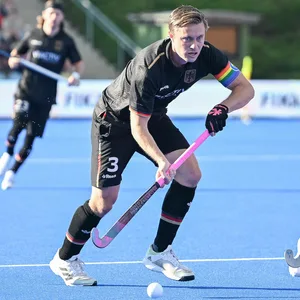 Der deutsche Hockeyspieler Mats Grambusch dribbelt mit dem Ball