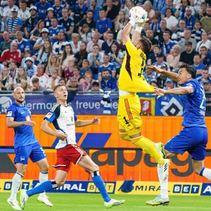 HSV-Torhüter Daniel Heuer Fernandes hält einen Ball gegen Hertha