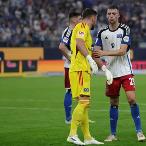 Jonas Meffert übergibt Daniel Heuer Fernandes beim Hertha-Spiel die HSV-Kapiänsbinde
