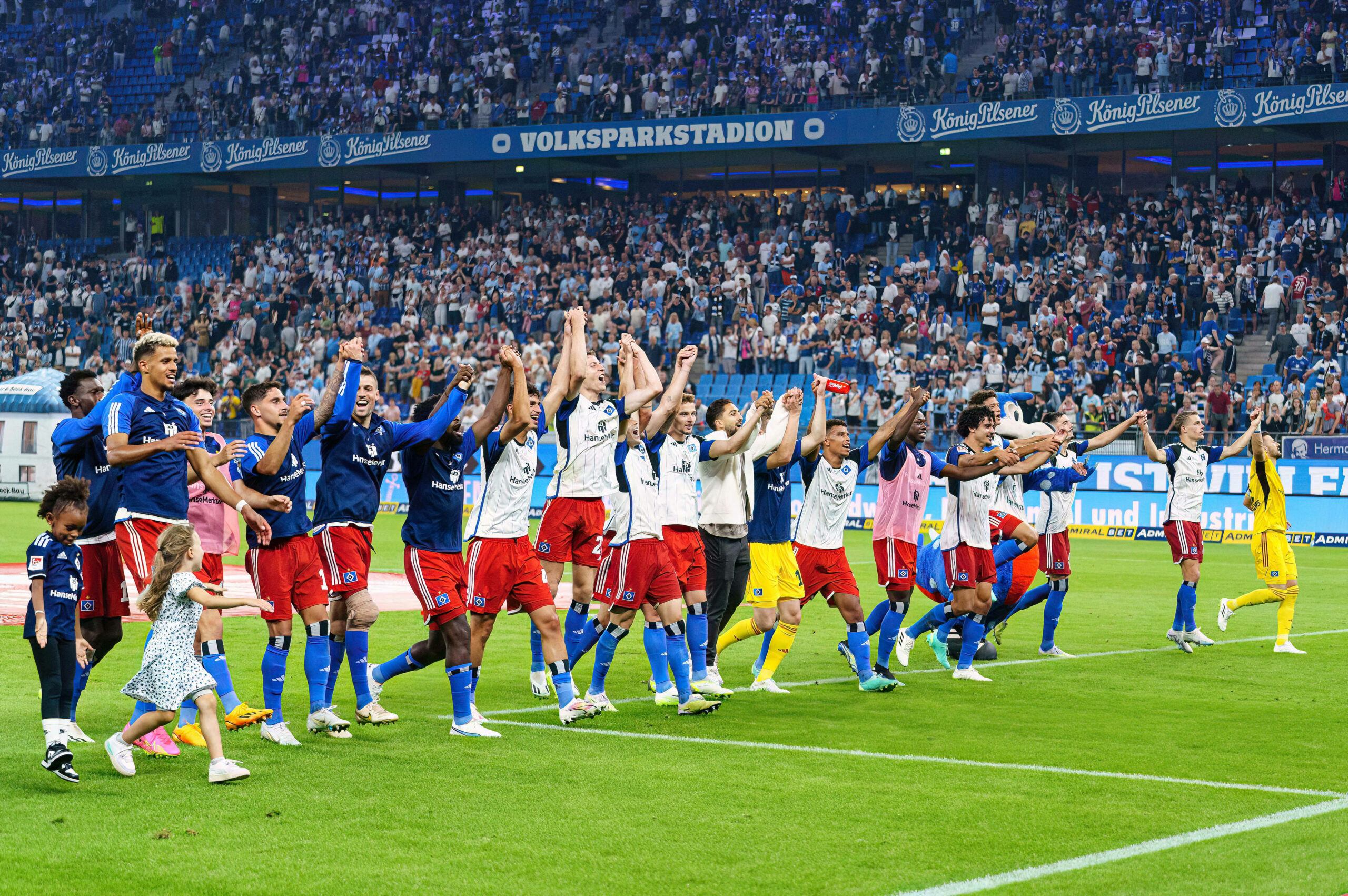 Die HSV-Profis feiern den Sieg gegen Hertha BSC.