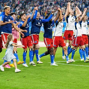 Die HSV-Profis feiern den Sieg gegen Hertha BSC.