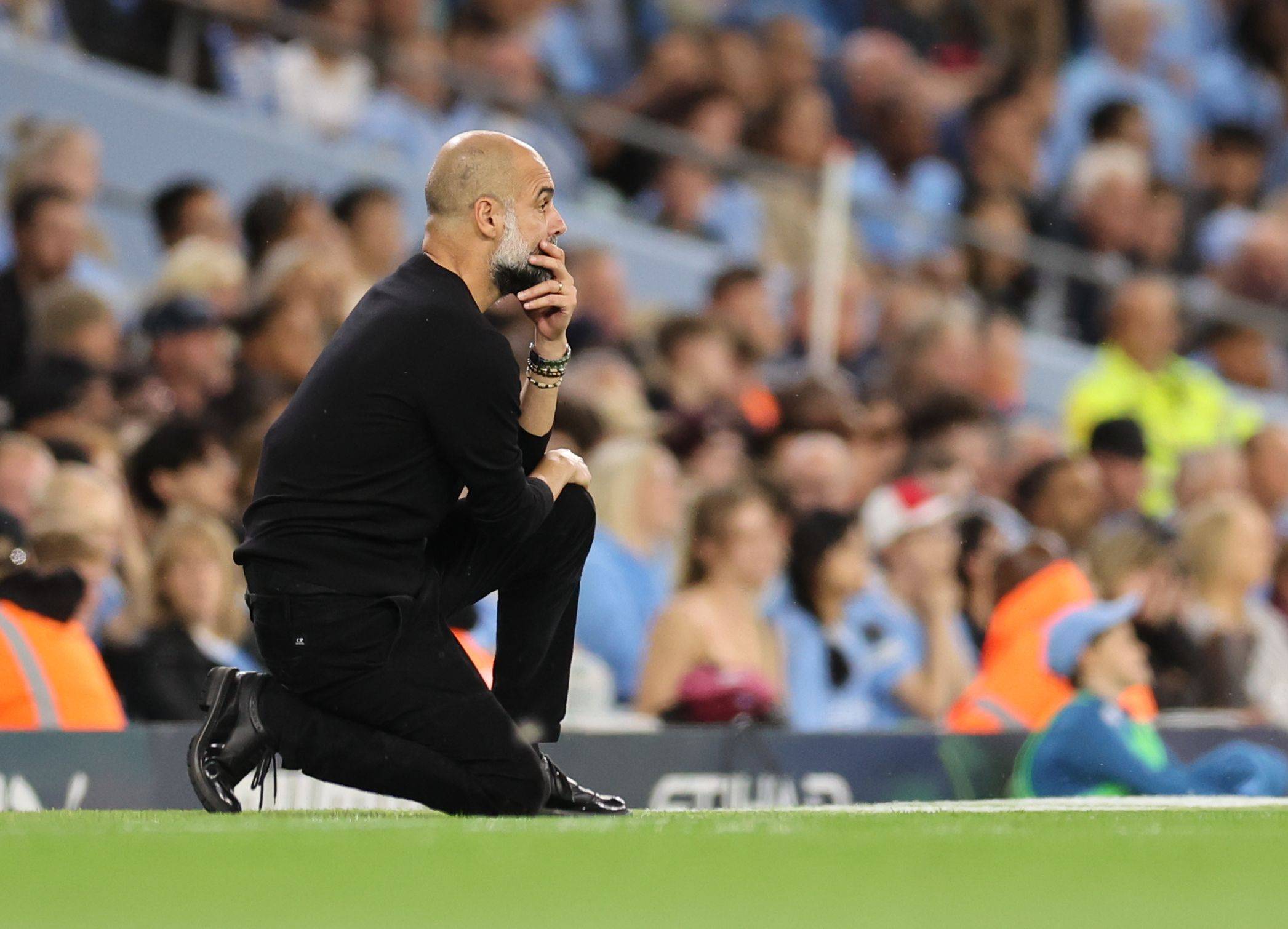 Trainer Pep Guardiola fiebert im Spiel gegen Newcastle United mit seiner Mannschaft mit