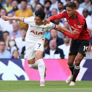 Raphael Varane im Zweikampf mit Heung-Min Son