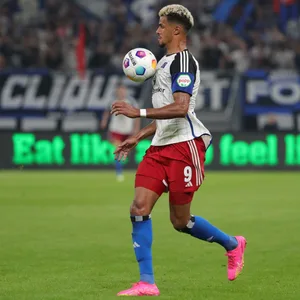 HSV-Stürmer Robert Glatzel bei der Ballannahme