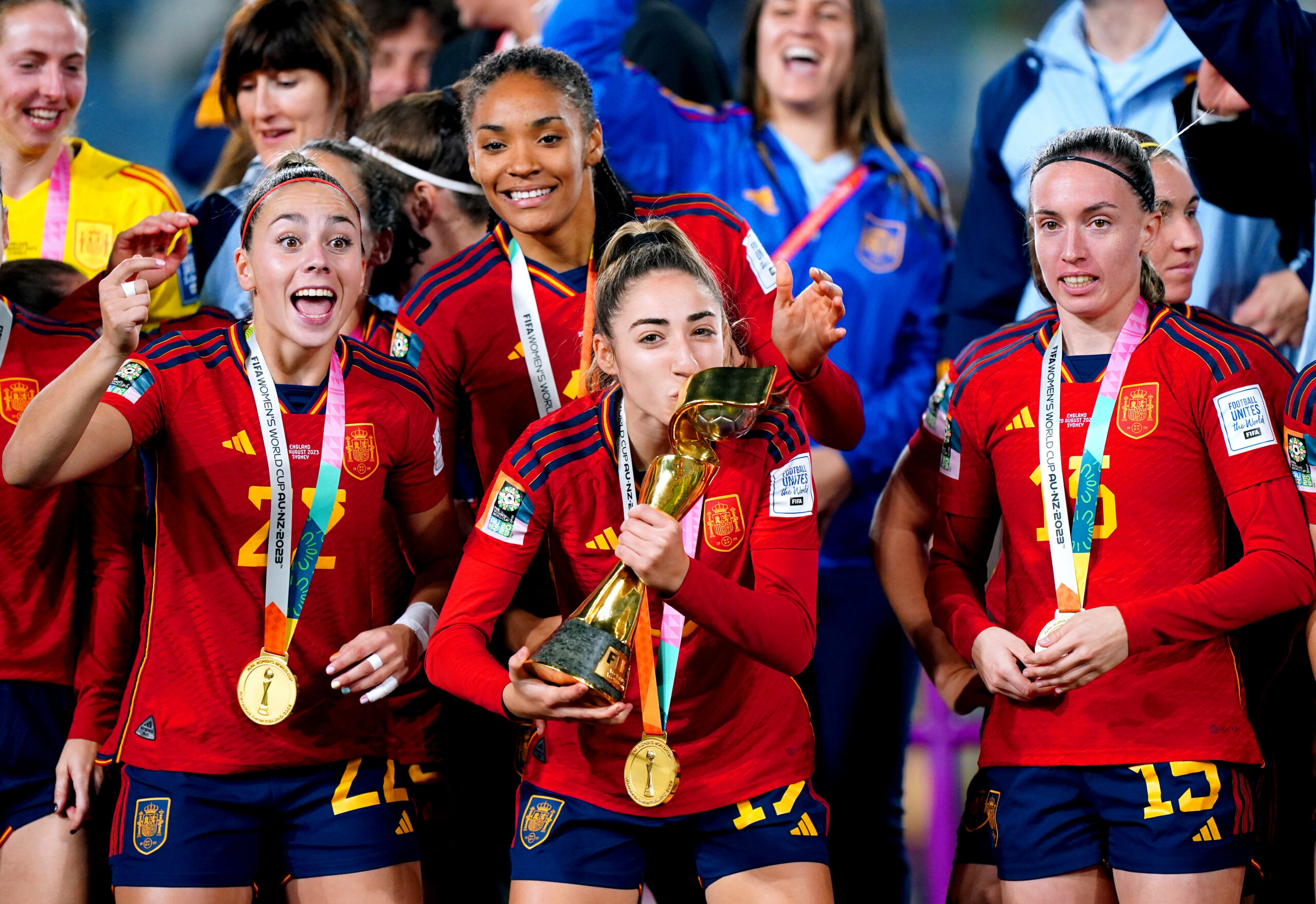 Spanische Spielerinnen mit dem WM-Pokal