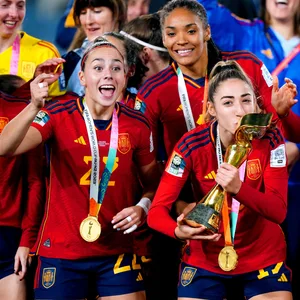 Spanische Spielerinnen mit dem WM-Pokal