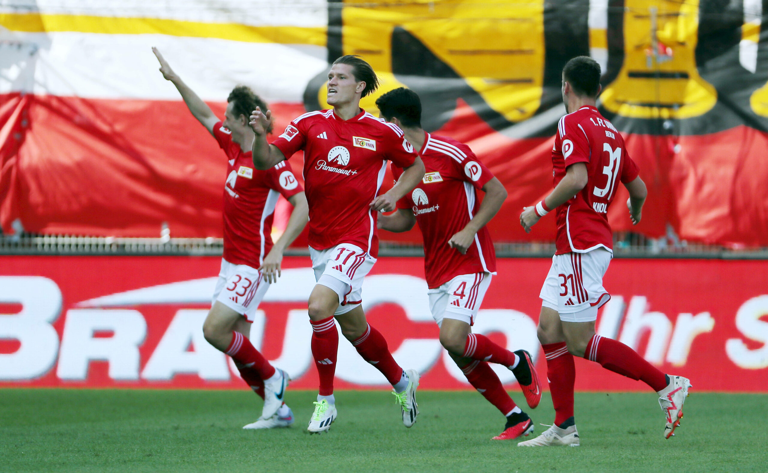 Kevin Behrens (zweiter von links) bejubelt mit seinen Mitspielern seinen Treffer zum 1:0 gegen Mainz