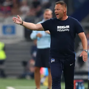 Pal Dárdai Trainer von Hertha BSC beim Auswärtsspiel in Hamburg