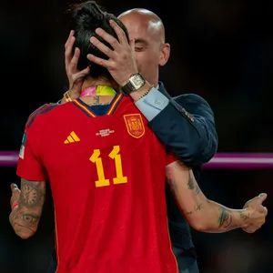 Luis Rubiales Chef des spanischen Fußballverbandes küsst Spielerin Jennifer Hermoso