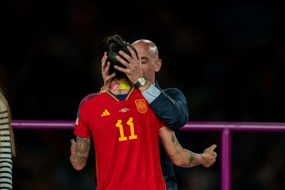 Luis Rubiales Chef des spanischen Fußballverbandes küsst Spielerin Jennifer Hermoso