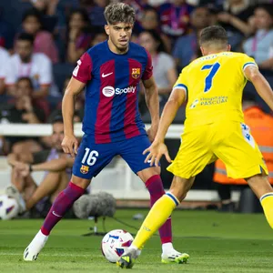 Barcelona-Spieler Abde Ezzazouli im Dribbling gegen einen Cadiz-Spieler
