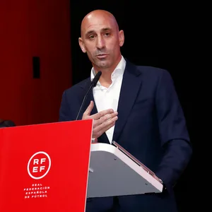 Spaniens Verbanschef Luis Rubiales verteidigt sich auf einer Presskonferenz