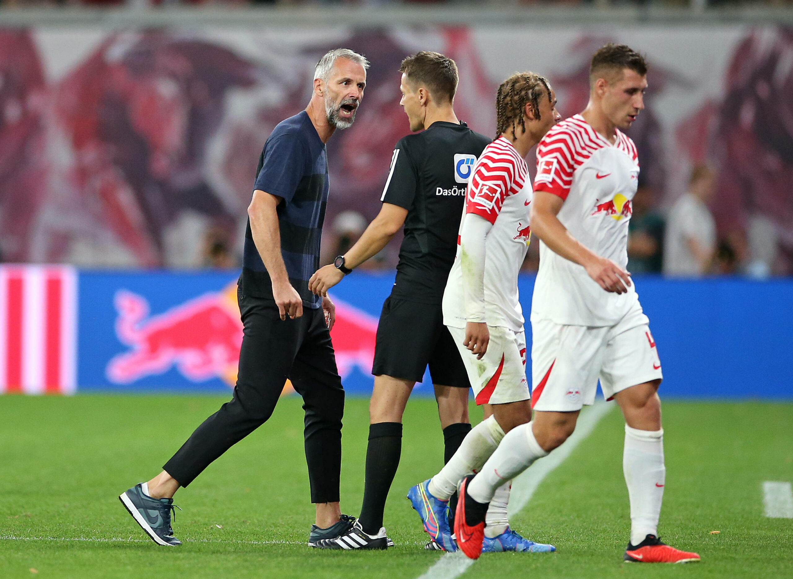 Leipzig-Trainer Marco Rose brüllt einen der Schiedsrichter an.