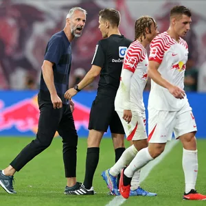 Leipzig-Trainer Marco Rose brüllt einen der Schiedsrichter an.