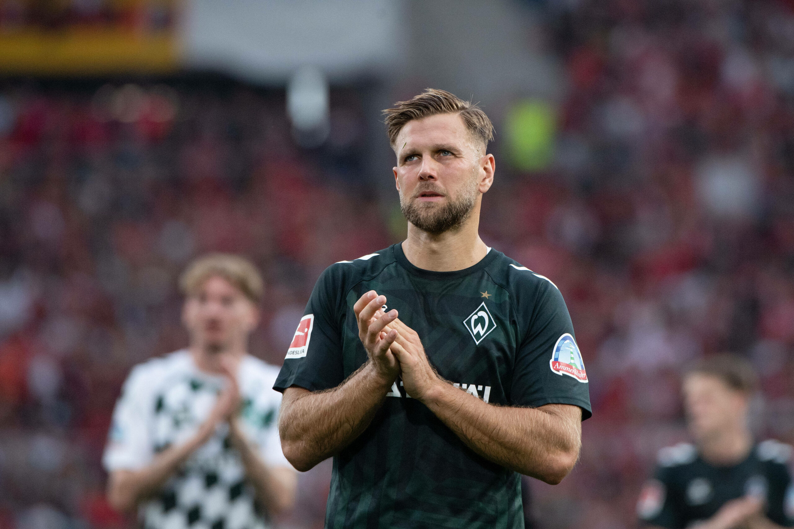 Niclas Füllkrug bedankt sich nach dem Spiel gegen Freiburg bei den Fans