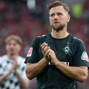 Niclas Füllkrug bedankt sich nach dem Spiel gegen Freiburg bei den Fans