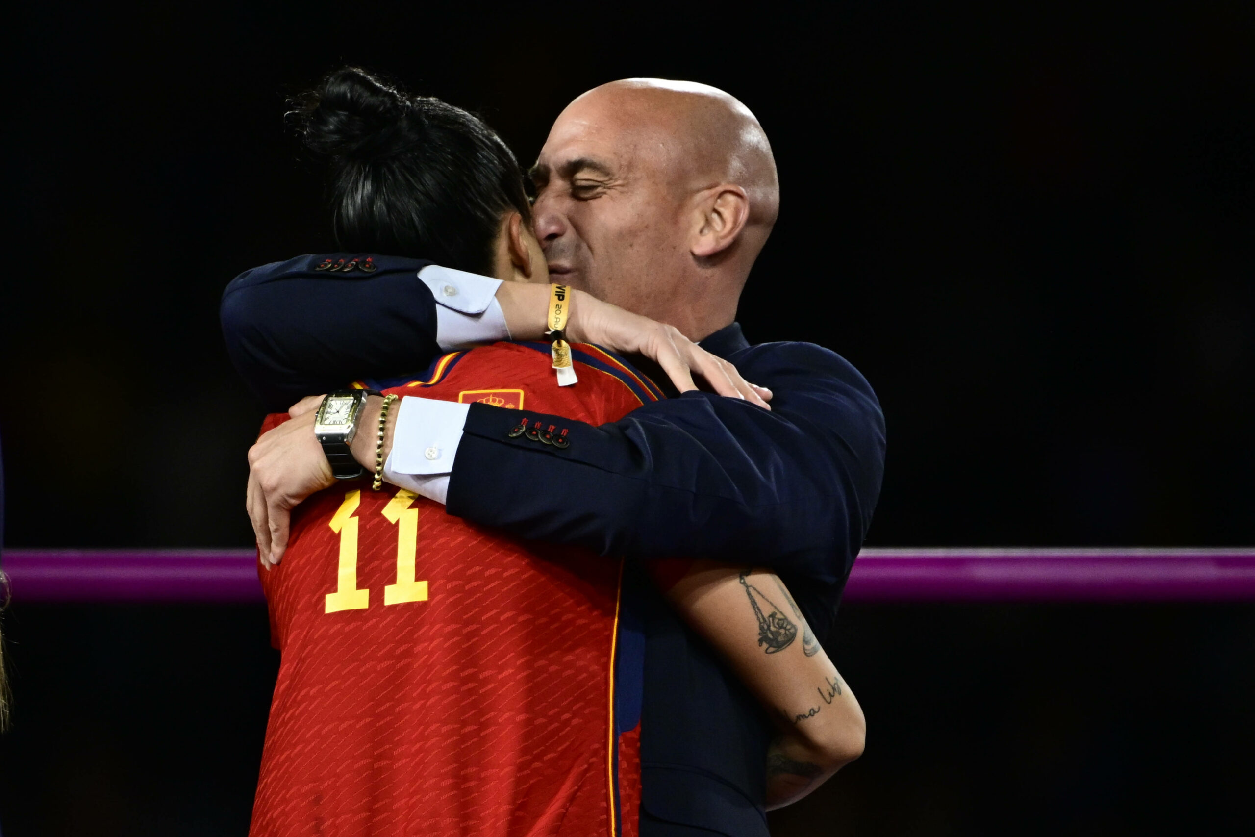 Luis Rubiales küsst Jennifer Hermoso bei der WM-Siegerehrung