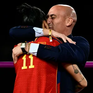 Luis Rubiales küsst Jennifer Hermoso bei der WM-Siegerehrung