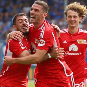 Robin Gosens (Mitte) bejubelt sein Tor zum 2:1 gegen Darmstadt 98