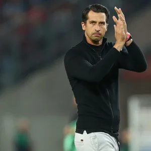 HSV-Sportvorstand Jonas Boldt bedankt sich beim Anhang