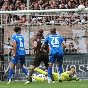 Dominik Reimann (1. FC Magdeburg) rettet gegen Jackson Irvine (FC St. Pauli)