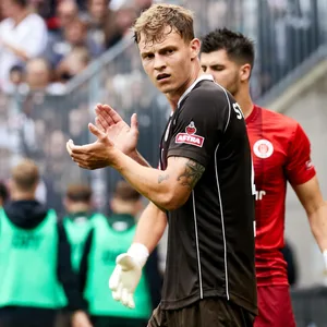 David Nemeth klatscht nach einer gelungenen Abwehraktion
