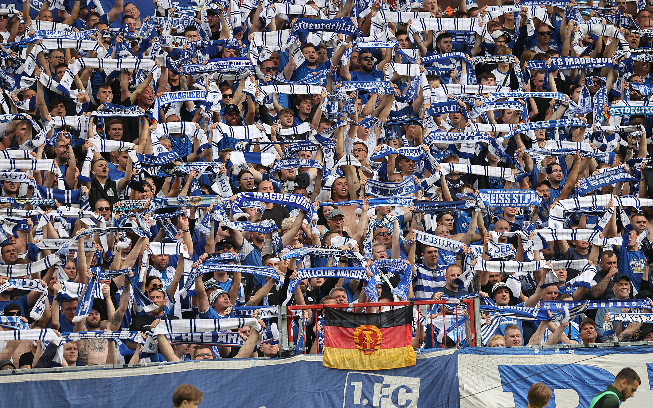 Fans des 1. FC Magdeburg beim Spiel gegen den FC St. Pauli am Millerntor