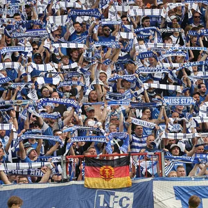 Fans des 1. FC Magdeburg beim Spiel gegen den FC St. Pauli am Millerntor