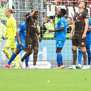 Elias Saad, Dapo Afolayan und Andreas Albers ärgern sich über eine vergebene Torchance