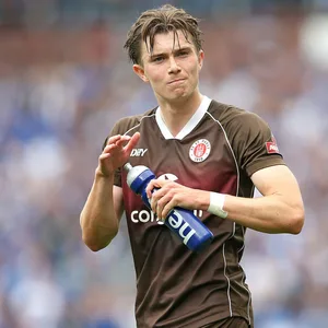 St. Pauli-Profi Banks hält eine Wasserflasche in der Hand im Spiel gegen Magdeburg