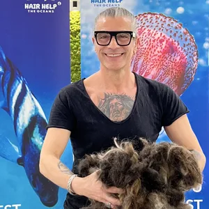 Friseur zeigt Haare
