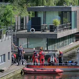 Rettungskräfte auf dem Eilbekkanal. Passanten entdeckten hier eine Leiche im Wasser.
