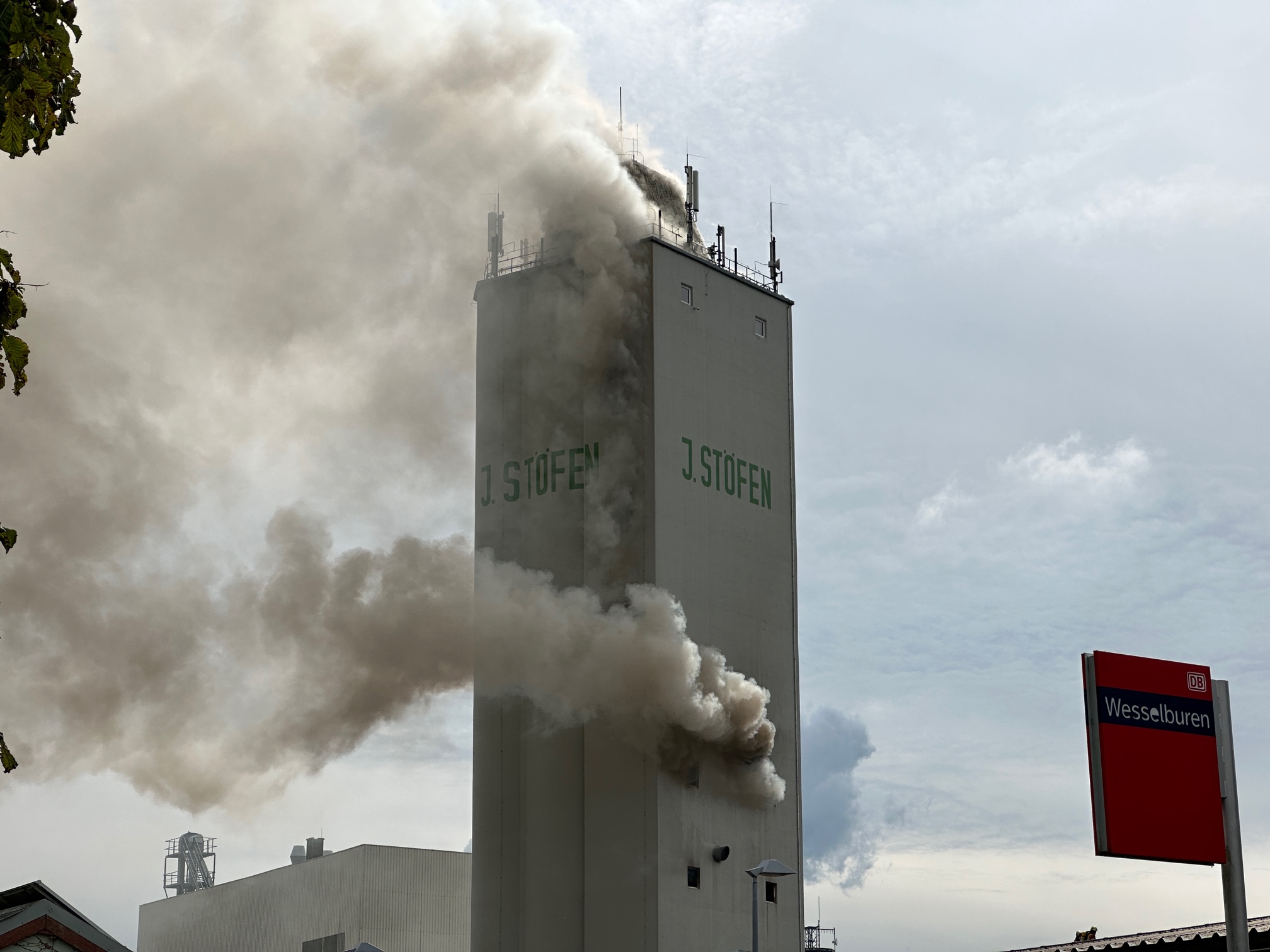 Eine große Rauchsäule ist über dem brennenden 40-Meter-Silo zu sehen.