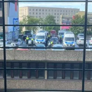 Am Dienstag waren wieder viele Polizei-Wagen vor dem Cannabis-Hochhaus in der Amsinckstraße 45.