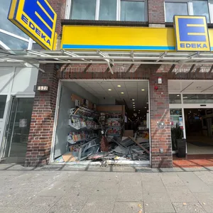 Die gesamte Schaufensterscheibe des Supermarktes wurde zerstört.