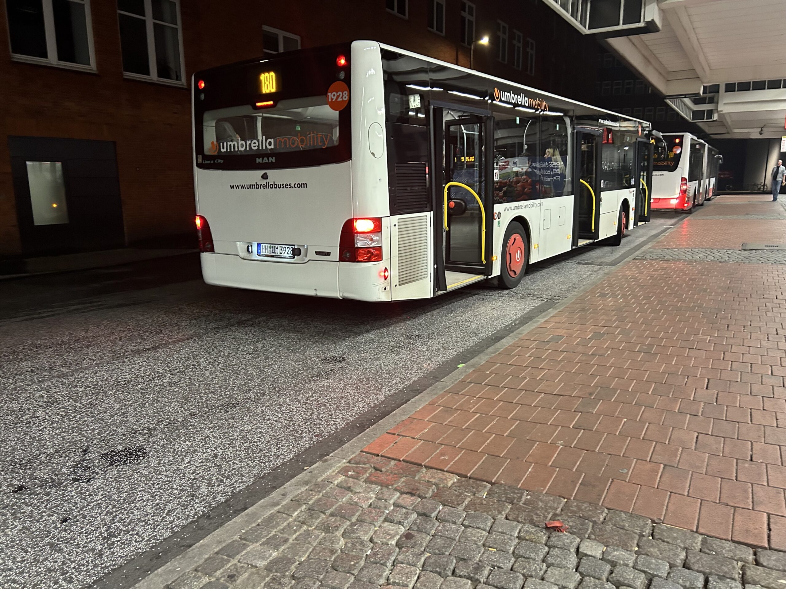 Zwei „Umbrella“-Busse am Bahnhof Altona. Derzeit beschweren sich viele Fahrgäste über den Hochbahn-Partner.