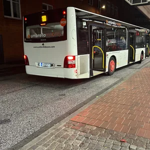 Zwei „Umbrella“-Busse am Bahnhof Altona. Derzeit beschweren sich viele Fahrgäste über den Hochbahn-Partner.