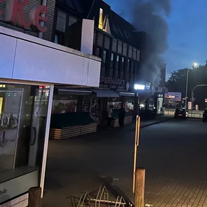 Schenefeld: Dichter Rauch dringt aus einem Döner-Imbiss