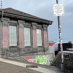 Der Eingang zur S-Bahnhaltestelle Sternschanze, davor das Schild