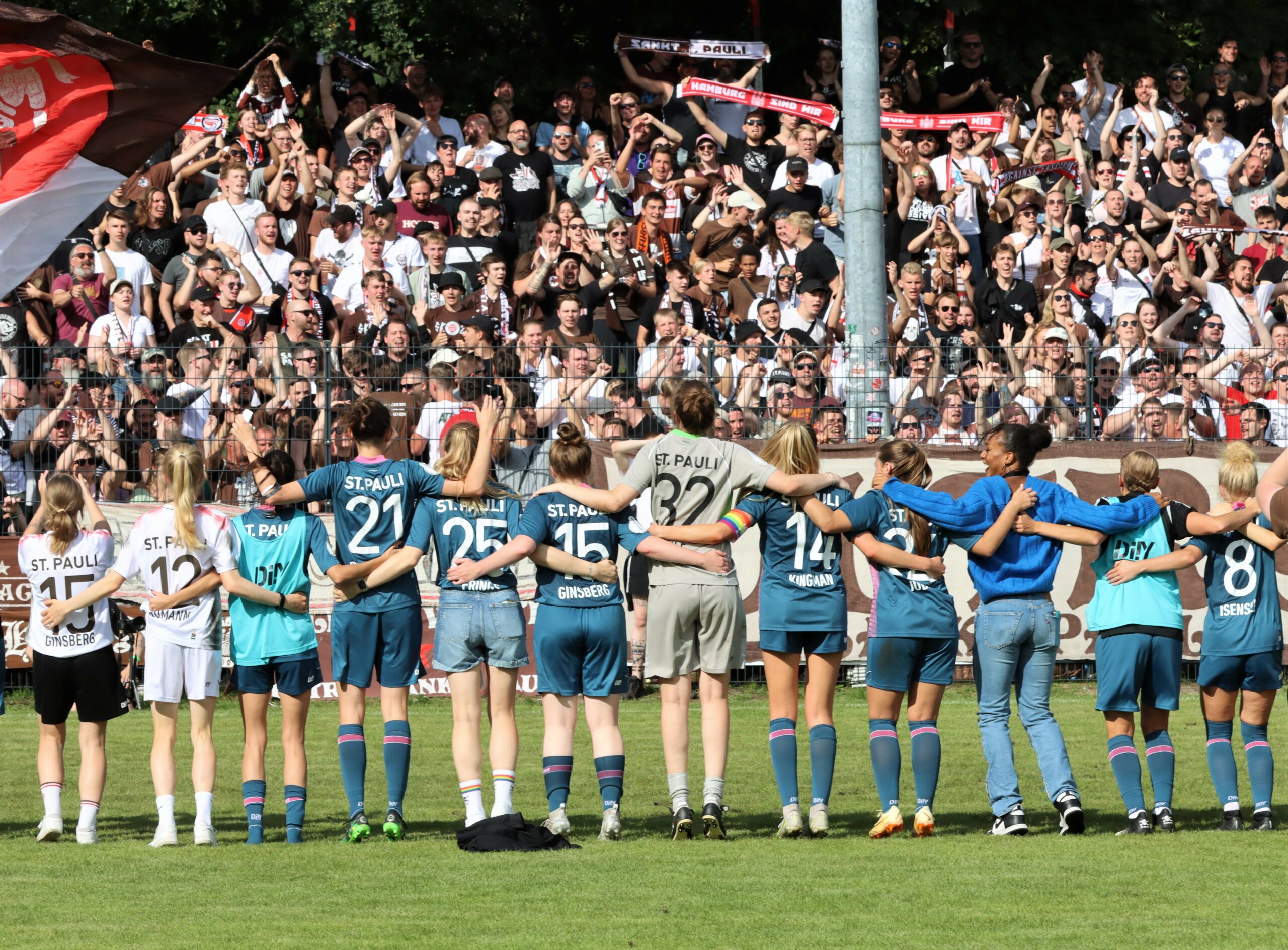 St. Paulis Fußballerinnen feiern nach dem Elfer-Pokal-Drama mit ihren Fans.